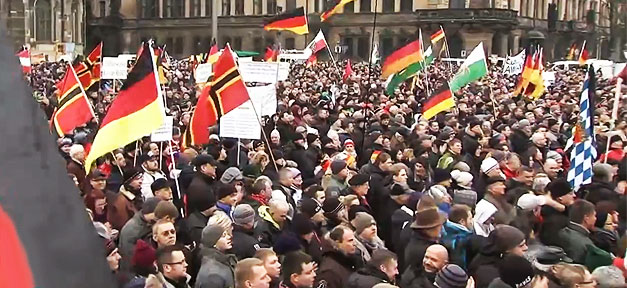 Eine Pegida-Demonstration in Dresden @ Szene aus Report Mainz