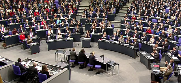 Anders unter Gleichen - Der Bundestag startet in die neue Wahlperiode