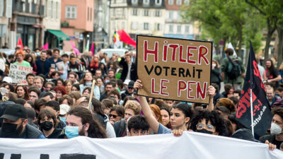 Frankreich, Demonstration, Demo, Rechtsextremismus, Rechtspopulismus, Menschen, Hitler würde Le Pen wählen