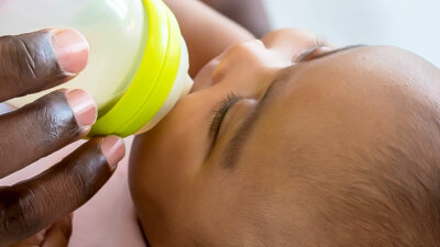 Baby an der Trinkflasche (Symbolfoto) © de.depositphotos.com