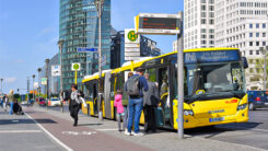 Bus, Nahverkehr, Berlin, Stadt, Menschen, Haltestelle