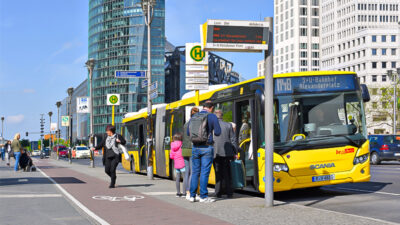 Bus, Nahverkehr, Berlin, Stadt, Menschen, Haltestelle