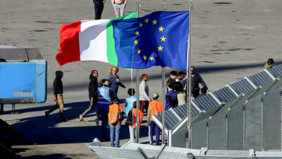 Italien, Albanien, Flüchtlingspolitik, Flüchtlingslager, Europäische Union, Fahne, Geflüchtete, Migranten