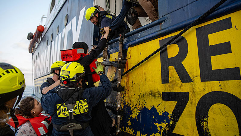 Seenotrettung, SOS Humanity, Mittelmeer, Flüchtling, Boot, Schiff, Geflüchtete