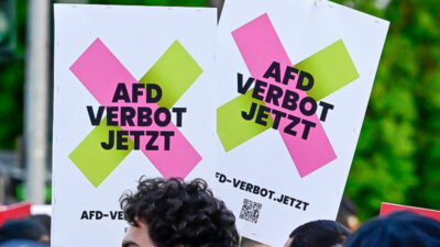 Demo, Demonstration, AfD, AfD-Verbot, Plakate, Menschen, Rassismus, Rechtsextremismus