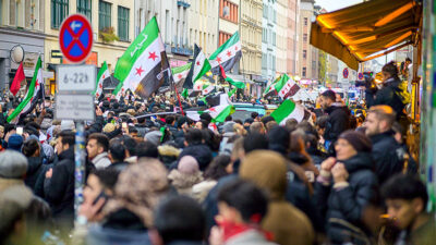 Menschen, Syrer, Syrien, Fahnen, Jubel, Berlin, Deutschland, Assad