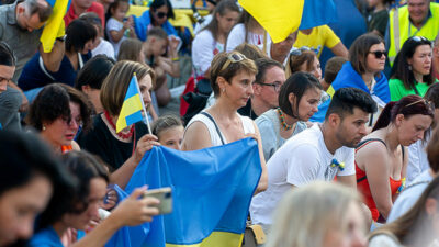 Ukrainer, Ukraine, Fahnen, Flaggen, Demo, Demonstration, Menschen