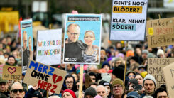 Demo, Demonstration, Menschen, Friedrich Merz, Alice Weidel, Plakate, AfD, CDU