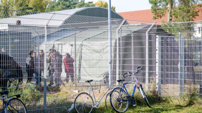 Flüchtlingsheim, Flüchtlingsunterkunft, Flüchtlinge, Zaun, Aufnahmezentrum, Abschiebezentrum